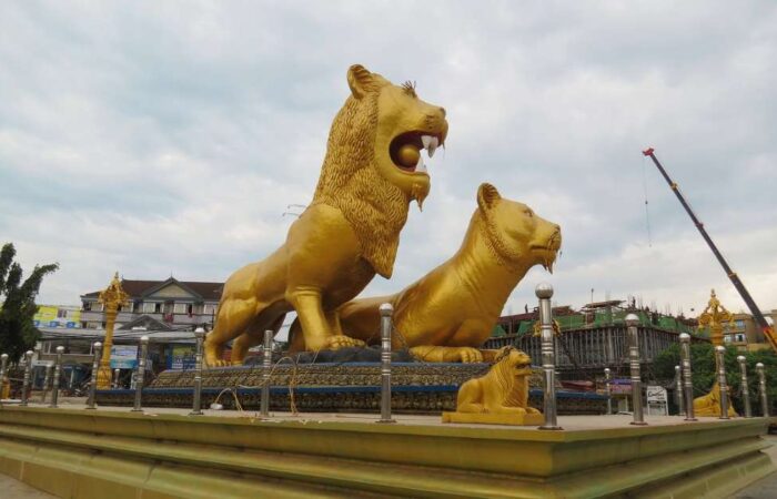 Golden Lions Monument